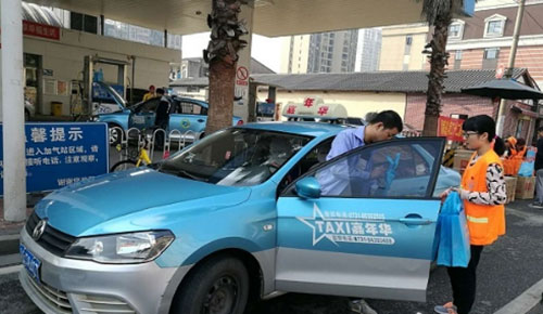 對車窗拋物說不！長沙環(huán)衛(wèi)局免費(fèi)發(fā)放2000個車載垃圾桶