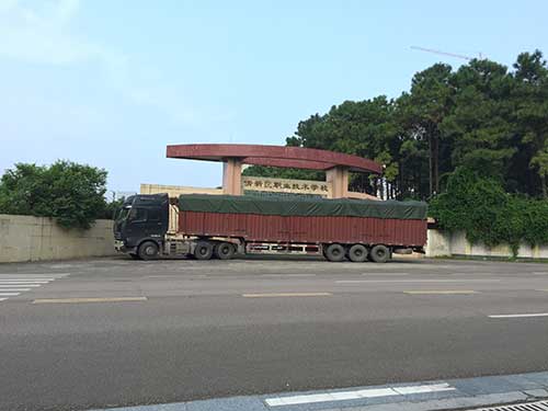  欣方圳仿大理石垃圾桶廠家為清遠高校送貨上門。