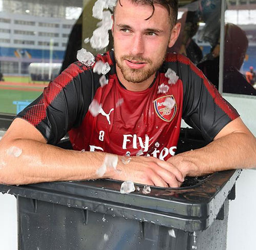 感受中國(guó)溫度!阿森納眾將集體鉆進(jìn)垃圾桶