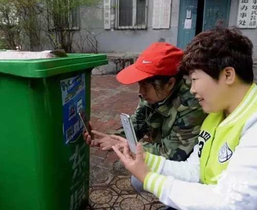 書報亭、早餐車，甚至垃圾桶都有二維碼“身份證”了。