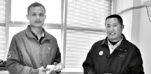  摩的師傅垃圾桶撿到萬元現金，拾金不昧送還失主